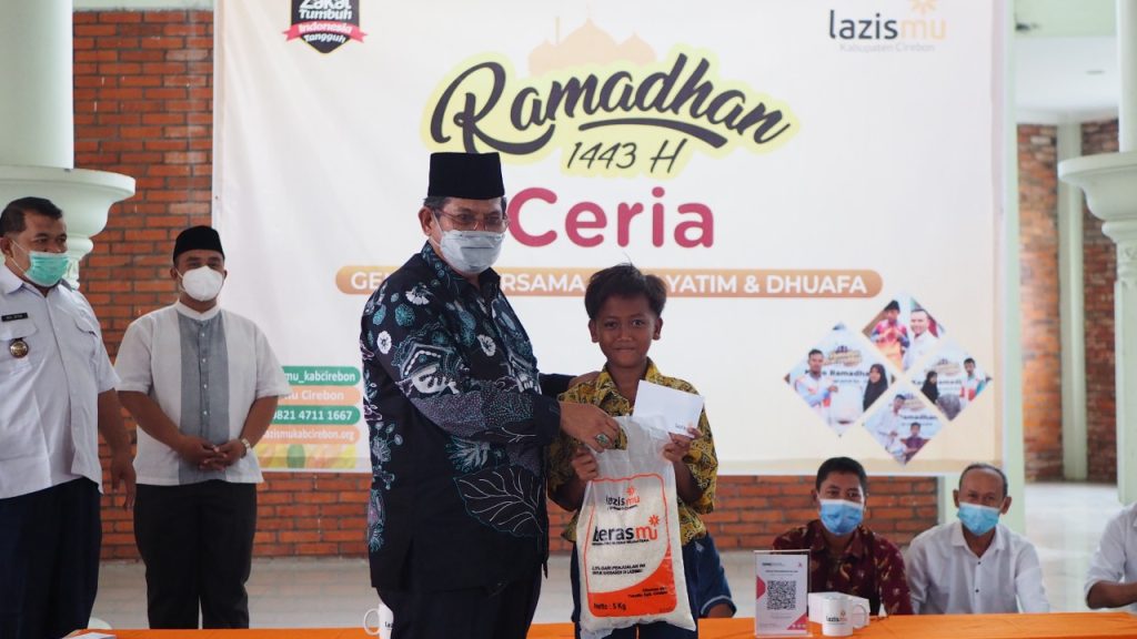 LAZISMU KAB. CIREBON BERI SANTUNAN DAN AJAK 100 ANAK YATIM MAKAN BERSAMA CirebonMU