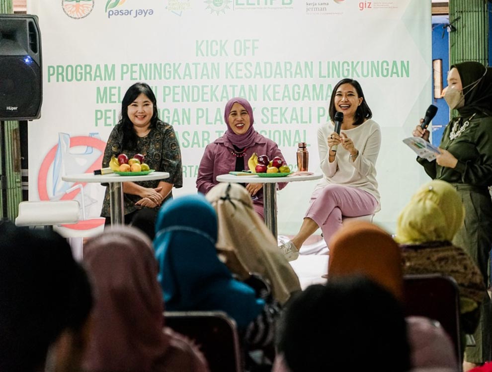 Kampanyekan Pasar Bebas Plastik, ‘Aisyiyah Sambangi Pasar Tebet CirebonMU