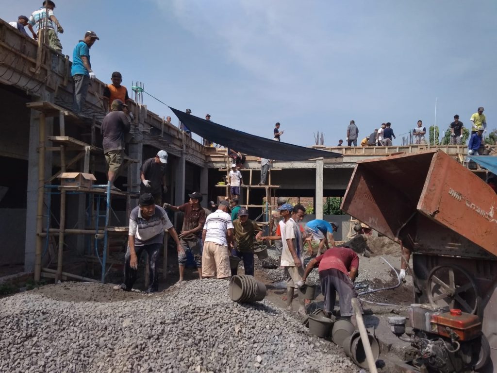 Ratusan Kader Muhammadiyah Gorong Royong Lakukan Pengecoran SD IT Al Furqon CirebonMU