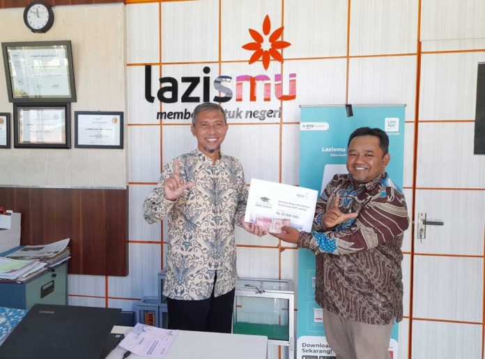 Lazismu-Pekalongan-Salurkan-Beasiswa-01