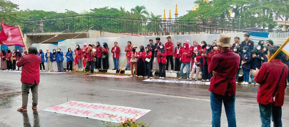 Ditengah Guyuran Hujan, Kader IMM Gelar Aksi Tolak Kenaikan Harga BBM CirebonMU
