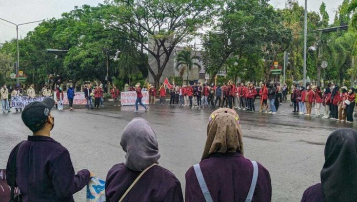 unjuk-Rasa-IMM-menolak-kenaikan-Harga-BBM-depan-Kantor-DPRD-Kab-Cirebon-04