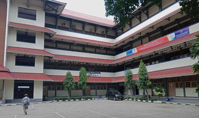 Panitia-Siapkan-Gedung-Fakultas-di-UMS-01