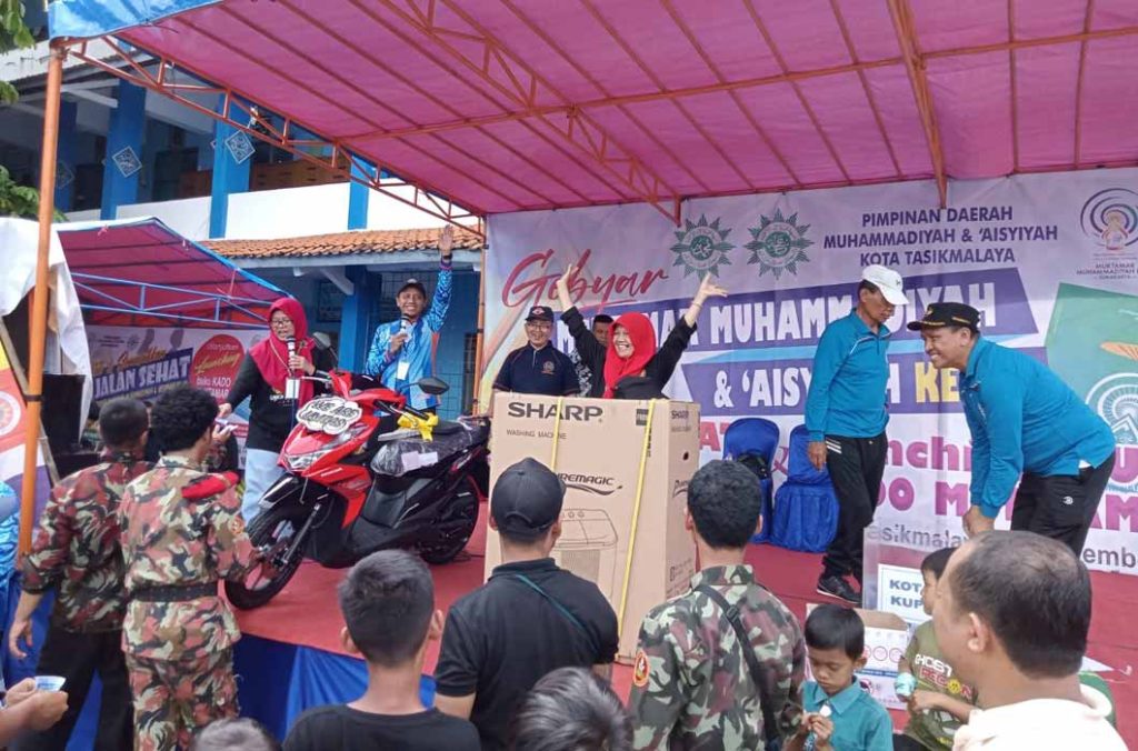 Gebyar Muktamar, PDM Kota Tasikmalaya Gelar Jalan Sehat Dan Launching Buku Kado Muktamar CirebonMU