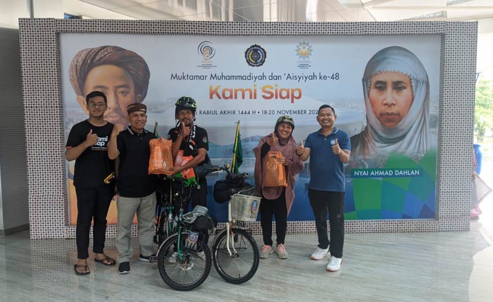 Syiar Muktamar, Pasangan Suami Istri Ini Gowes dari Purbalingga Menuju Solo CirebonMU
