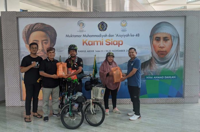 Pasangan-Suami-Istri-Ini-Gowes-02