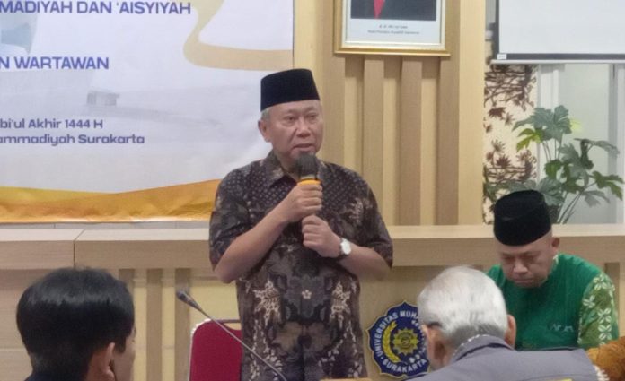 Rektor-UMS-Dorong-Wartawan-01