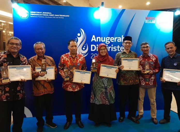 Malam-Anugerah-Diktiristek-01