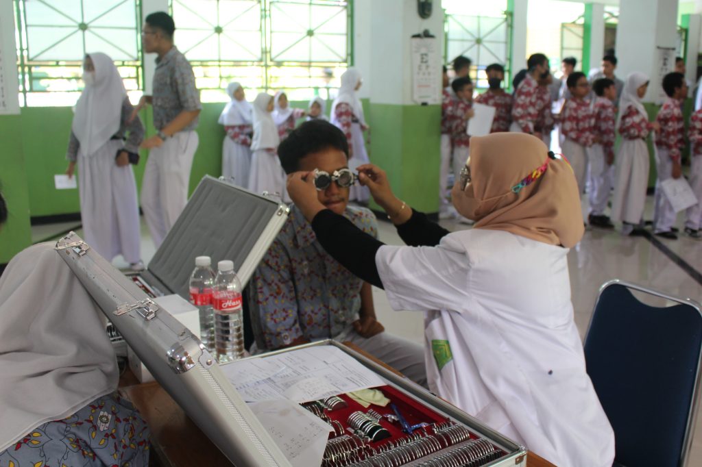 Semarak Milad dan Hari Anak, PPNA Gelar Skrining Kesehatan Mata dan Telinga untuk Murid CirebonMU