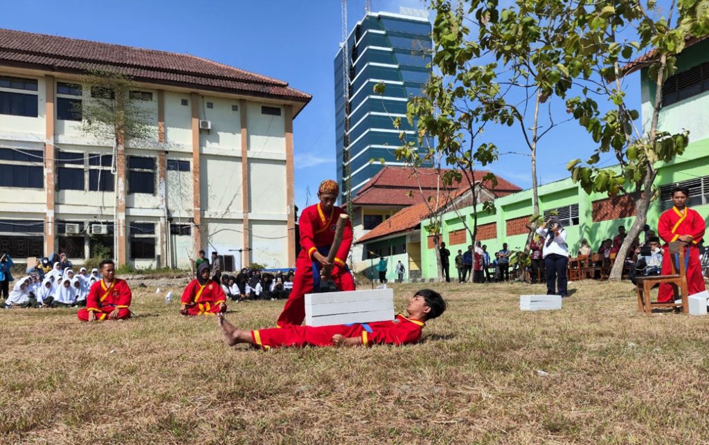 Pendekar Tapak Suci Kab. Cirebon Peragakan Pecah Hebel Pakai Kepala CirebonMU