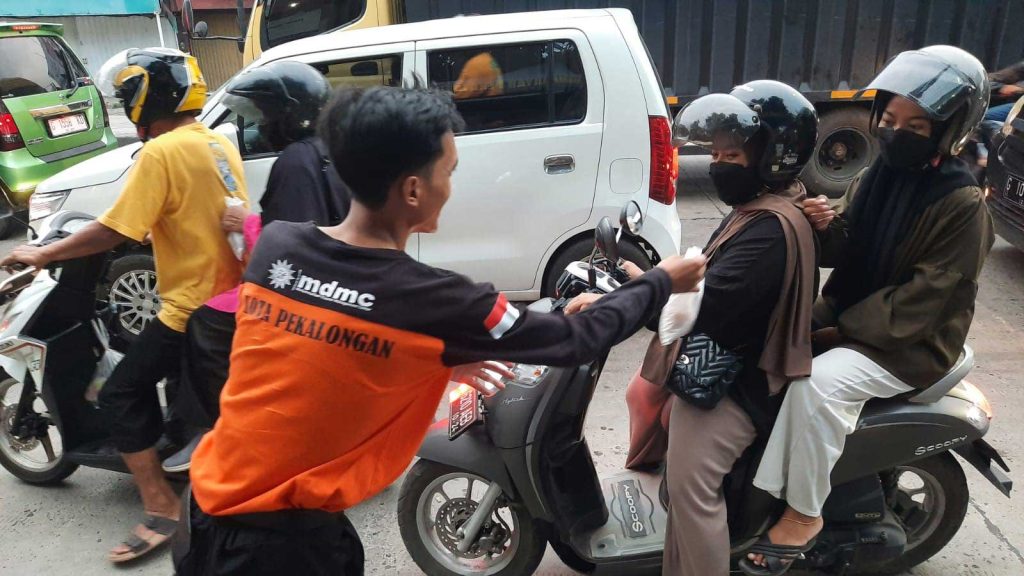Lembaga Resiliensi Bencana Muhammadiyah Pekalongan Bagikan Ratusan paket takjil CirebonMU