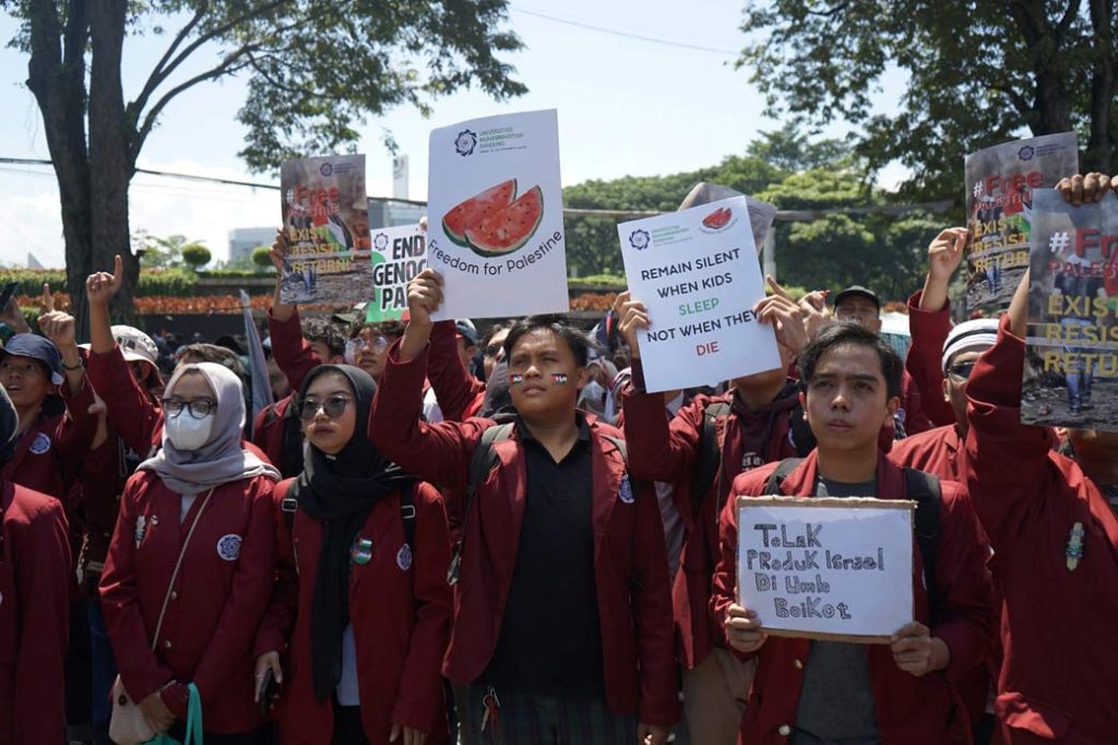 UM Bandung Gelar Aksi Damai Bela Palestina di Depan Gedung Sate CirebonMU