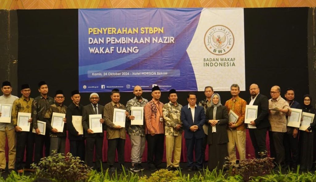 Badan Wakaf Indonesia Perkuat Nazir Wakaf Uang Lewat Penyerahan STBPN CirebonMU