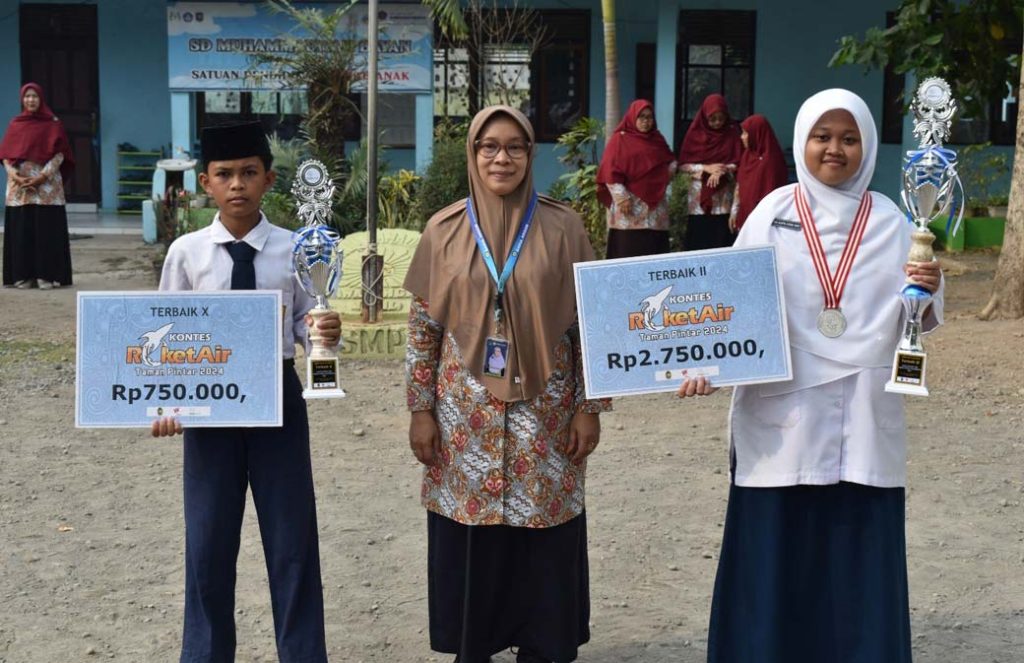 Dua Santri SMP Muhammadiyah Jono PP Darul Arqom Bayan Bersiap Ikuti Kompetisi Roket Air Nasional CirebonMU
