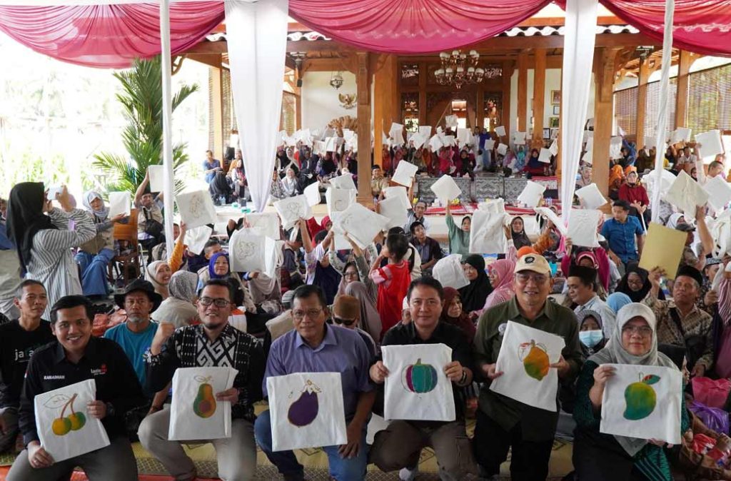 MPM Pusat Kenalkan Budaya Batik dan Makanan Halal Menyehatkan ke Kelompok Rentan CirebonMU