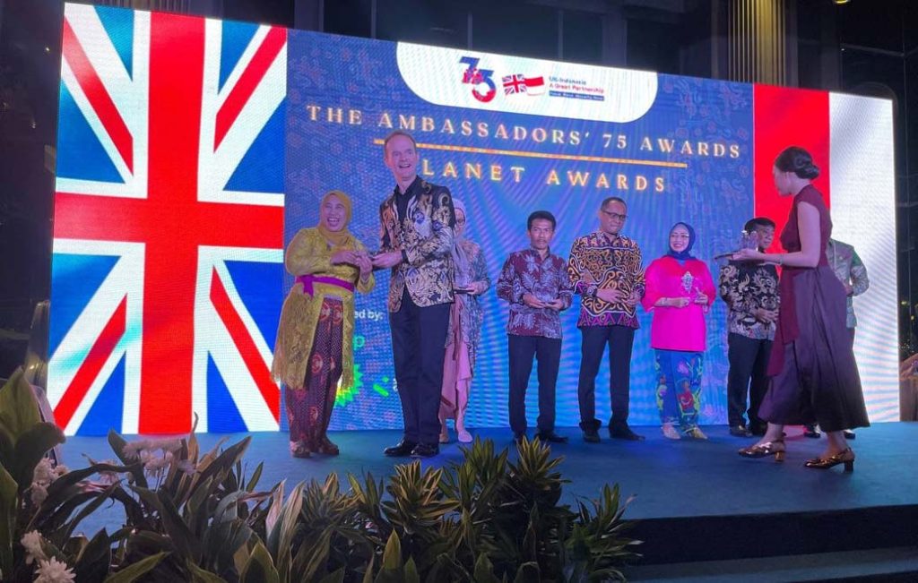 Hening Parlan Menerima Penghargaan Planet Award dari Kedutaan Besar Inggris di Jakarta CirebonMU