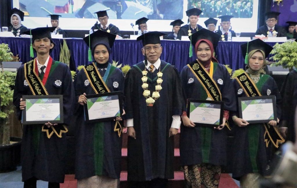 Cetak Lulusan Berkarakter Unggul, UM Bandung Sukses Gelar Wisuda Ke-7 CirebonMU