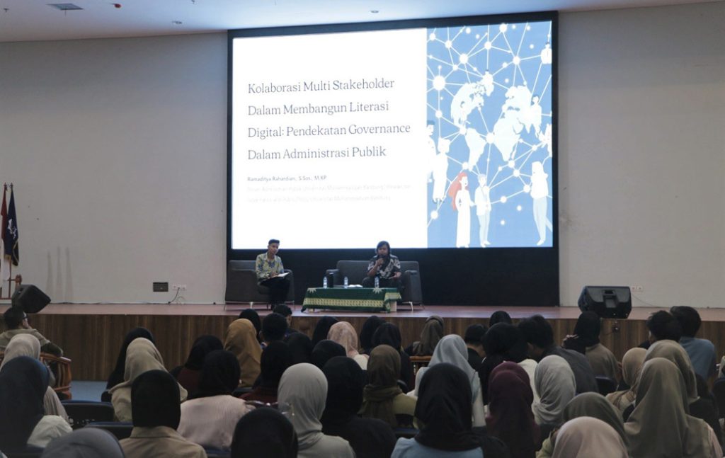Ketua Jabar Saber Hoaks Beri Edukasi Literasi Digital Kepada Mahasiswa UM Bandung CirebonMU