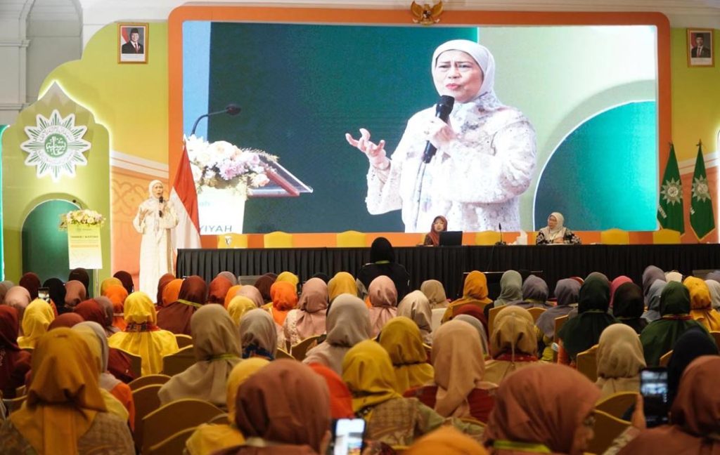 Dewi Yull Berbagi Praktik Baik Pengasuhan Inklusif di Tanwir I Aisyiyah CirebonMU
