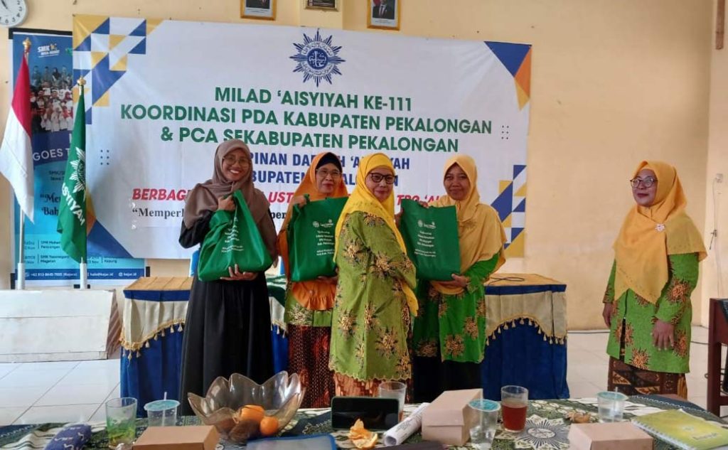 Peringati Milad ke-111, Pimpinan Daerah Aisyiyah Kabupaten Pekalongan Berbagi untukMu Ustadz/Ustadzdah TPQ CirebonMU