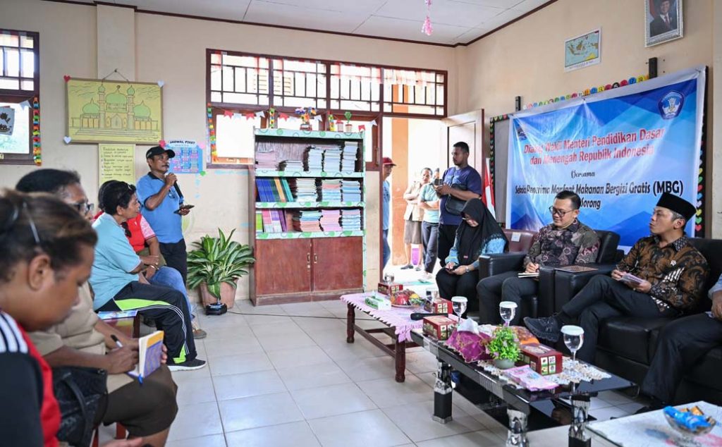 Wamendikdasmen Lakukan Dialog dengan Sekolah Penerima Manfaat MBG di Kota Sorong CirebonMU