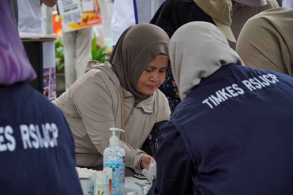 Lazismu Ajak Masyarakat Sadar Zakat dan Kesehatan di CFD Sudirman CirebonMU