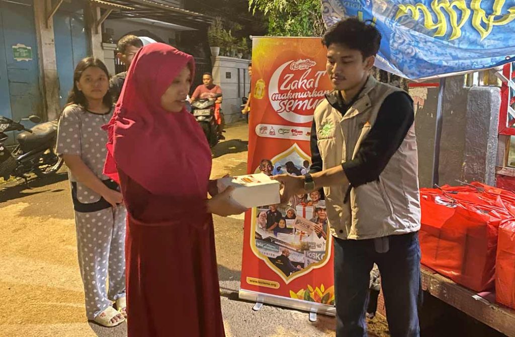 Lazismu Bagikan Ratusan Takjil dan Makanan Berbuka, Bantu Penyintas Banjir di Jabodetabek CirebonMU