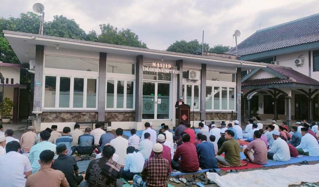 Warga Muhammadiyah Kedawung Hadiri Shalat Idul Fitri 1446 H di Kompleks Perguruan Farmasi Muhammadiyah CirebonMU